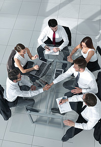 共同讨论业务计划的工商小组会议 610 3商务管理人员男人同事国会企业家工作人士合作股东图片
