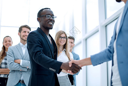 工程处工作人员握握手商务合伙顾问会议人士合同男人力量协议经理图片