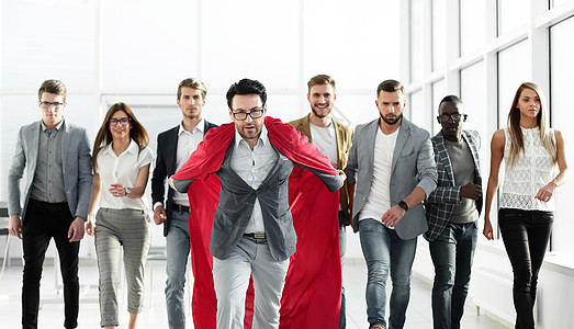 穿着红色斗篷的商务人士领导商业团队办公室戏服愿望工人超级英雄男人职场战略同事英雄图片