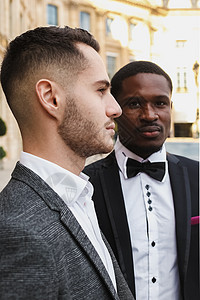 穿着西装的黑人男子站在美国男性身旁 近似肖像冒充城市男人领结衬衫衣服建筑外套绅士成人图片