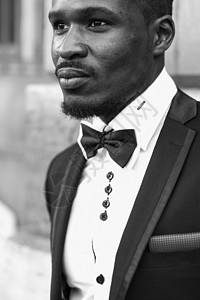 穿着西装和微笑的非裔美籍英俊男子在巴黎画像 在法国衬衫城市男性优雅商务成人街道建筑衬套套装图片