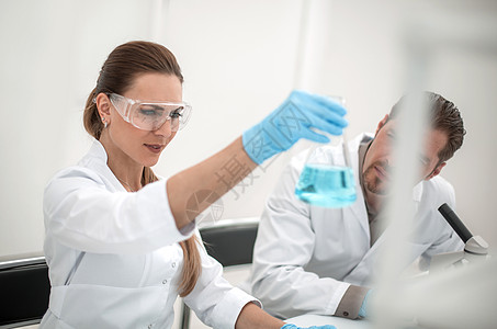 两位科学家正在实验室工作技术员药品女性微生物学科学眼镜化学家实验男人解决方案图片