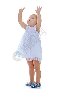 小女孩伸展她的手臂向前走喜悦微笑太阳女孩裙子乐趣童年婴儿快乐幸福图片