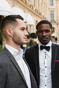 穿着西装的黑人男子站在美国男性身旁 近似肖像成人绅士建筑男人套装衬衫冒充街道伙伴领结图片
