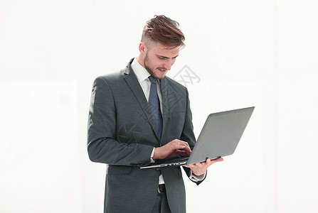商务人士正在使用一台新笔记本电脑商务男性企业家专注经理工作管理人员办公室人士生意图片