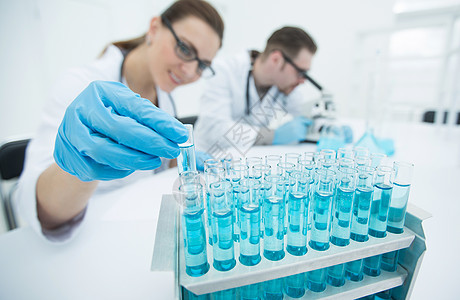 女研究员和她的高级主管正在用试管进行调查实验室解决方案研究化学家蓝色制药实验化学药品药理图片