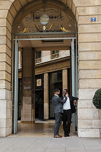 两个快乐的男人 caucasian和穿着西装在外边的建筑附近说话外套男性商务衣服成人领结城市冒充绅士套装图片