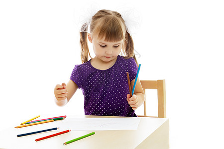 一个小女孩在桌子上画画快乐白色蜡笔教育创造力女孩学习幸福幼儿园艺术图片