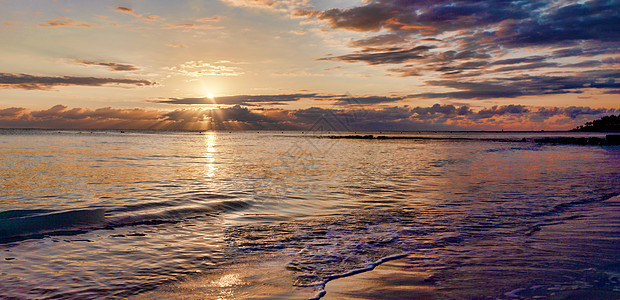 热带海的日出旅行海浪海岸蓝色阳光日落季节海景场景晴天图片