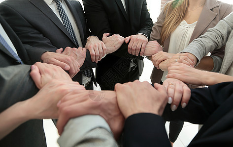 商业团队显示他们团结的团结成人男人人士会议圆圈商务合伙社区公司业务图片