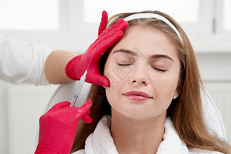 向年轻女性的脸部注射美容剂 使用生物再生法对模仿皱纹进行滑动诊所成人卫生沙龙化妆品保健程序胶原皮肤填料图片