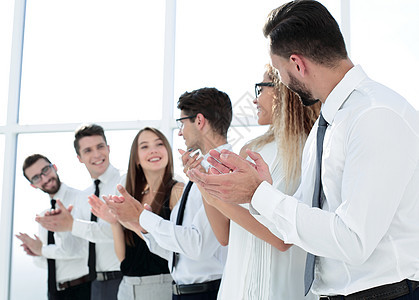 欢乐的商务团队在办公室里站着鼓掌鼓掌战略团体幸福商业成人掌声会议合作衬衫窗户图片
