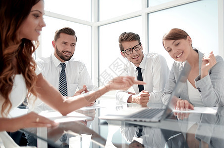 在书桌的笑容商业团队技术同事商务工作简报笔记本合作男人解决方案会议图片