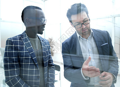 国际商业伙伴正在讨论一个新的联合项目经理男性头脑工作男人房间团队职业合作会议图片