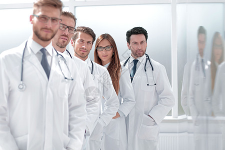 站在医院走廊的医生队伍中站立微笑办公室窗户从业者职业职场专家药品男性同事图片