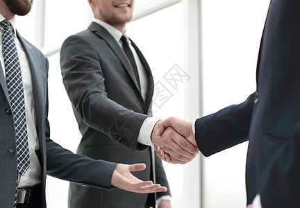 在办公室里站着与人握手的生意人士金融成功团队战略男人公司合作投资文档日程图片
