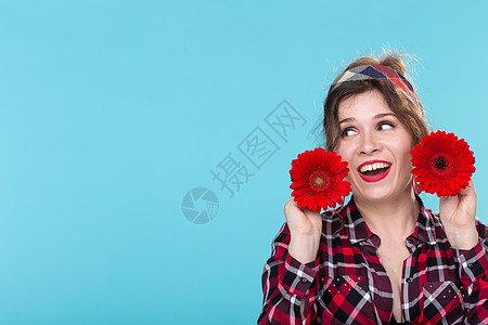 贴图和花卉概念 — 蓝色背景中带非洲菊的漂亮年轻女性 带复制空间图片