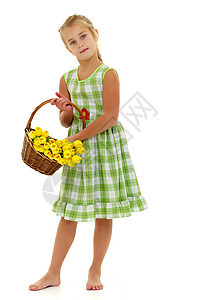 带一篮花的可爱小女孩婴儿蓝色草地篮子假期花朵微笑花束幸福家庭图片