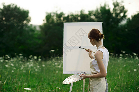 女艺术家户外画壁画的创作风景学生爱好森林女性画家黑发女孩野餐画架艺术图片