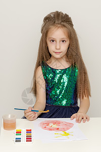 小女孩画油漆画家喜悦艺术学校创造力幸福教育刷子快乐绘画图片
