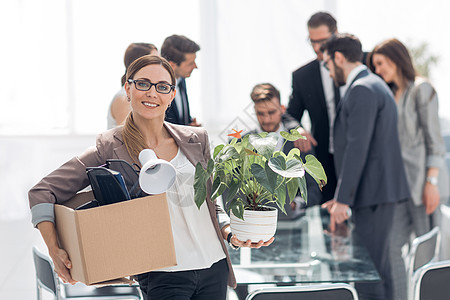 以办公室背景为背景的新公司新雇员的员工会议商业盒子喜悦商务女性管理人员成人同事领导者图片