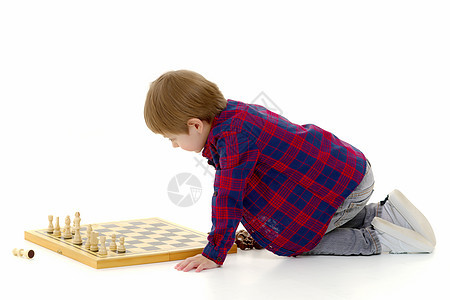 小男孩有一个棋盘活动战术男性教育竞赛喜悦游戏房间比赛运动图片