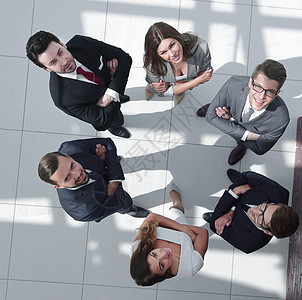 商业团队站在圆形中站立生意人同事工人会议反射商务男人蓝图手势公司图片