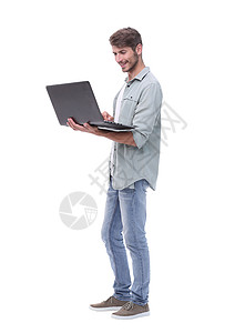 青年男子用笔记本电脑微笑工人网络公司工作成人互联网牛仔裤男性白色管理人员图片