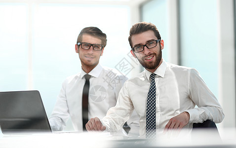两名商业同事在服务台就座男人咨询工作商务成人会议人士员工生意屏幕图片