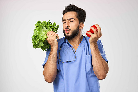 男医生营养师手里拿着蔬菜健康食品排毒水果医院保险处方营养食物产品工作室饮食图片