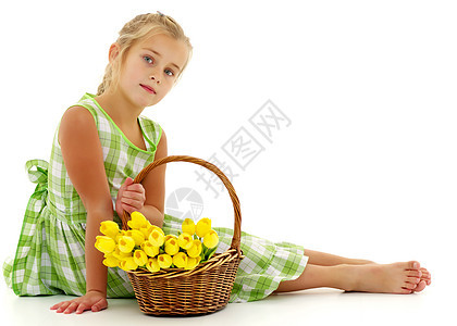 带一篮花的可爱小女孩微笑篮子童年花束假期花朵草地公园婴儿家庭图片
