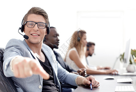 操作员呼叫中心 指向您服务台生意人士同事员工麦克风耳机商业手势商务图片
