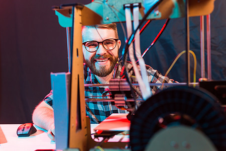 年轻男性设计师工程师在实验室使用 3D 打印机并研究产品原型 技术和创新概念工程工具制造业电子产品研究员科学电线学习电脑电气图片