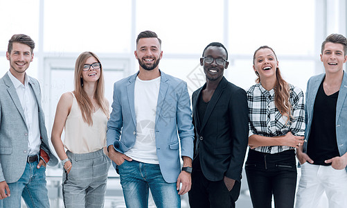 一群人站在白人背景的面前女士微笑商务领导者工作室幸福男人经理反射团体图片