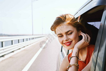 快乐的女乘车在路上旅行冒险车辆太阳镜朋友们游客驾驶蓝色自由女性女士家庭图片