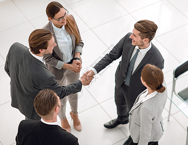 办公室内的手握式贸易伙伴 handshake经理会议问候语企业家管理人员人士生意人商务谈判职员图片
