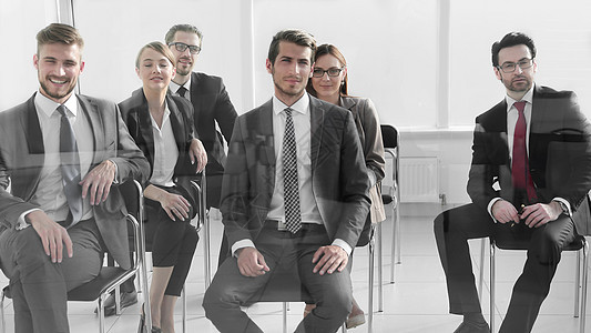 男人和女人排班坐在椅子上学生会议面试商业人士经理坐姿领带男性职业图片