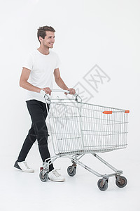 男人微笑地推着购物车广告牌顾客脚步套装折扣购物者白色市场成人购物图片