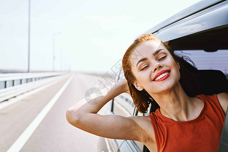 快乐的女乘车在路上旅行冒险蓝色驾驶游客晴天潮人女孩窗户朋友们女士汽车图片