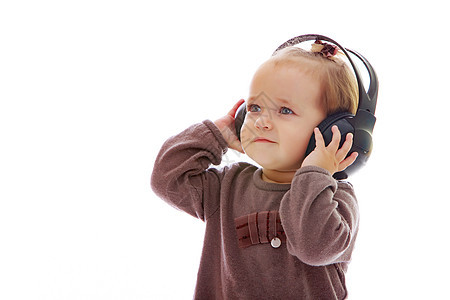 一个带耳机的小女孩 听音乐工具小学电子产品跳舞微笑青少年白色音乐青春期网络图片