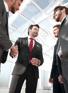 站立在办公室的握手商务伙伴团队问候语生意会议微笑男人协议合作公司成功图片