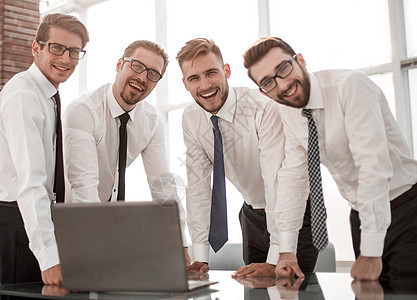 站在办公服务台附近的雇员群体微笑组成员名单见ECN 4Sub 2200010 第11段快乐工作桌子团体文档职业玻璃人士男人就业图片