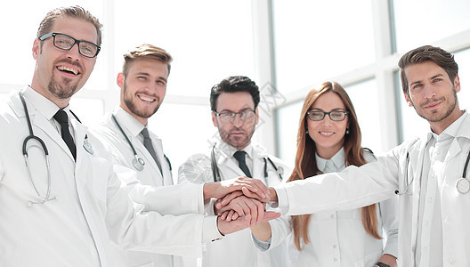 一群医生 他们的手被折叠起来情况医师成人工人专业人员外套男人团体实验室会议图片