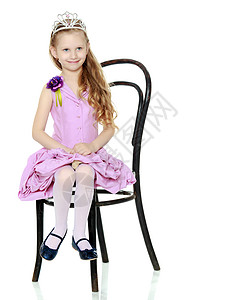 美丽的小女孩5 6岁卷曲公主冒充女性女儿童年孩子椅子木头家具图片