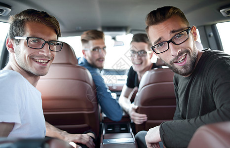 年轻商务人士和同事试车新车驾驶员运输人士微笑技术职业车辆男性成人测试公司图片