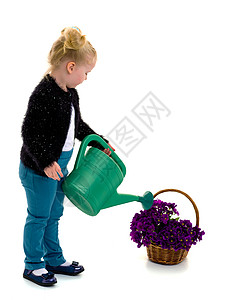 绿色裙子小仙子带一篮花的可爱小女孩花束童年篮子晴天花园孩子婴儿场地植物微笑背景
