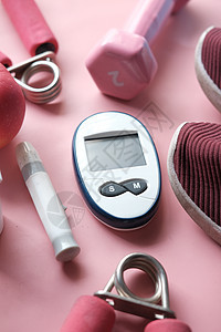 桌上的糖尿病测量工具 鞋和苹果控制疾病治疗病人药片粉色葡萄糖绿色电子测试图片