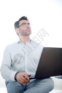 拿着笔记本电脑的商务人士工作商务男人阅读技术数据老板网络公司人士图片