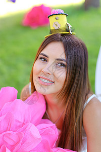 年轻美丽的女孩的肖像 用大粉红色花朵图片