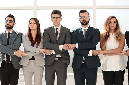 年轻的商业团队站在一起合伙商务团体成功职员会议生意人合作员工友谊图片